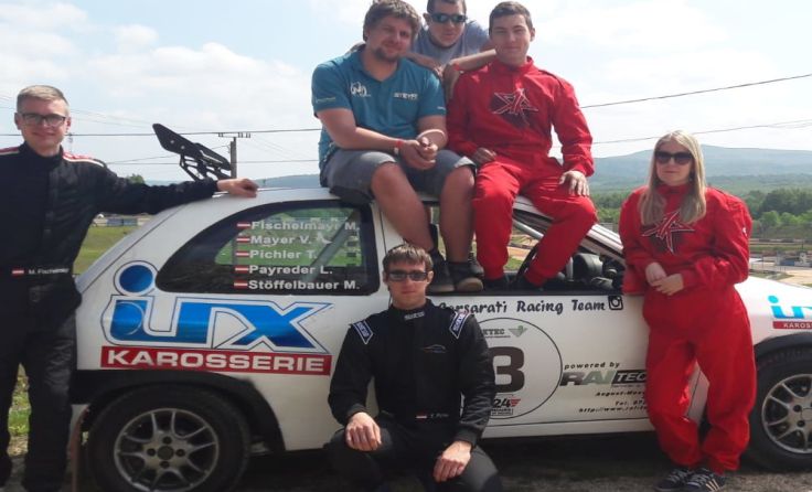 Das sechsköpfige Rennteam mit ihrem Corsa; Foto: privat