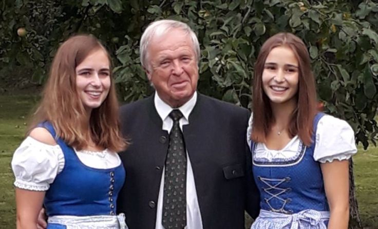 Johann Zarl mit seinen PatenkindernFotos: privat