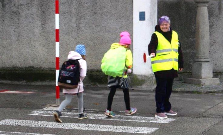 Sozialstadträtin Metlagl unterstützt die Ennser Schülerlotsen; Foto: SPÖ Enns