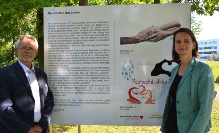 Bgm. Kerstin Suchan Mayr und STR Leopold Feilecker vor den Texttafeln (Foto: Leopold Feilecker)