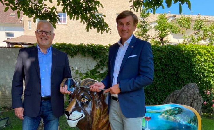 Herbert Auer (li.) und Gerhard Vecera bei der Schlüsselübergabe (Foto: Schneglberger)