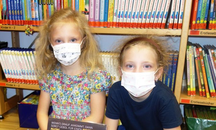 Für mehr Schutz werden auch die jungen Besucher mit Masken ausgestattet. (Foto: Bibliothek Asten)