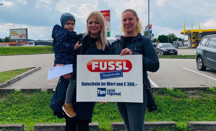 Gewinnerin Marlene Leitner mit Sohn Tobias und Tips-Redakteurin Julia Karner