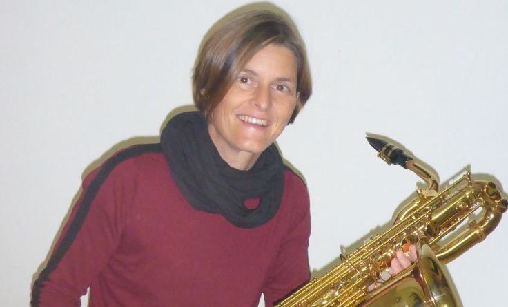 Regina Huber mit Baritonsaxophon (Foto: privat)