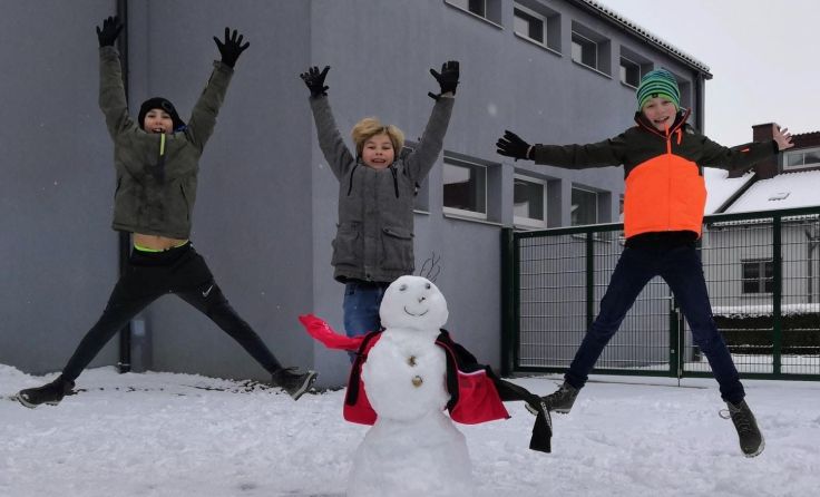 Kinder der Mittelschule Schubertviertel im Schulhof (Foto: privat)