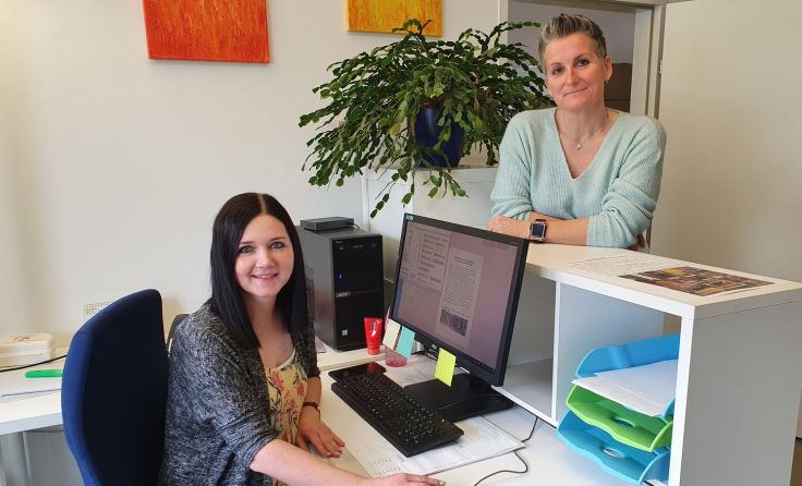 Carina Wallner mit Direktorin Susanna Stiftner im neuen Sekretariat (Foto: SMS Schubertviertel)