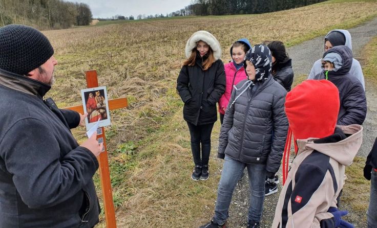 Die Schüler am Kreuzweg am "Hausberg" von St. Valentin. (Foto: SMS Schubertviertel)