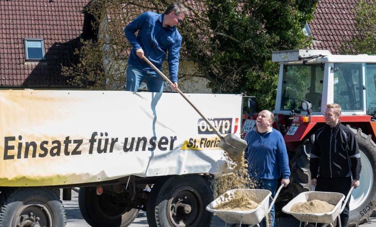 Bürgermeister Bernd Schützeneder schaufelt mit. (Foto: Fotokerschi.at/Kerschbaummayr)