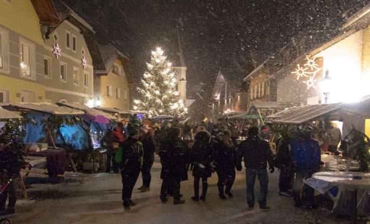 Hell erleuchtet erstrahlt der "Kappelplatz" am Abend und bietet malerische Stimmung...