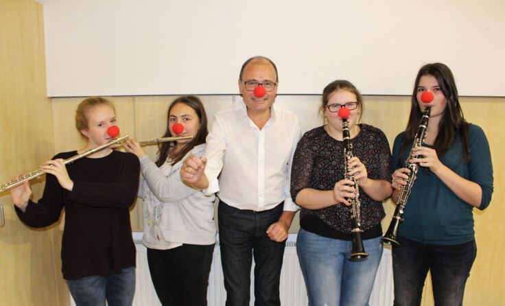 Kapellmeister Johann Prammer mit seinen Musikerinnen