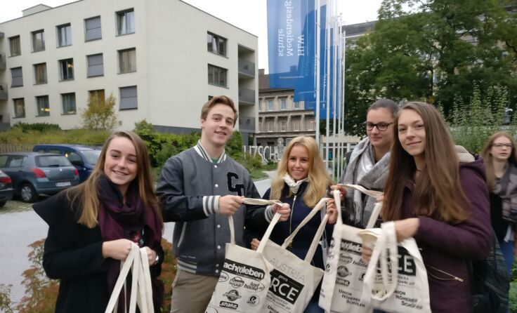 Obmann Raphael Schicho verteilt Schulstartsackerl an Jugendliche.