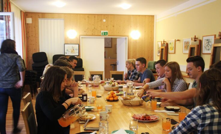 Vöcklabrucker Schülervertreter im Jugendzentrum Schuko beim Brunchen