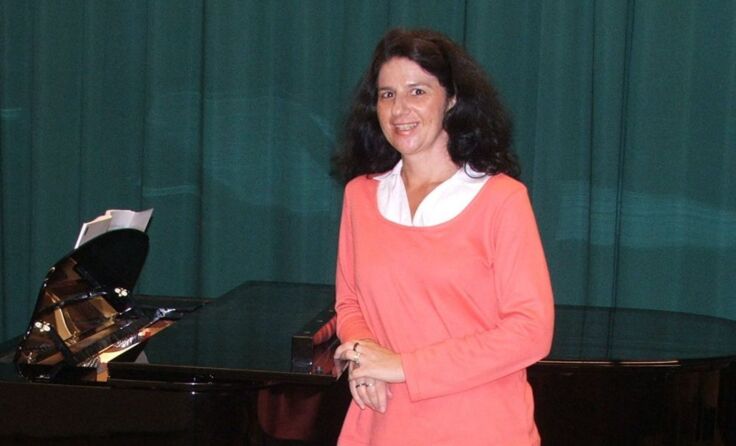 Sylvia Kummer gibt beim Liederabend Schuberts „Winterreise“ zum Besten.