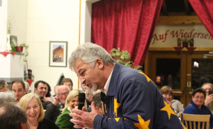 Stargast Manfred Tisal als „EU-Bauer“ erntete viele laute Lacher im Publikum