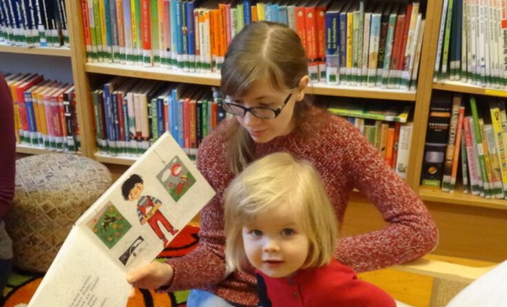Die Kleinsten können mit ihren Eltern in die Bücher hineinschmökern.