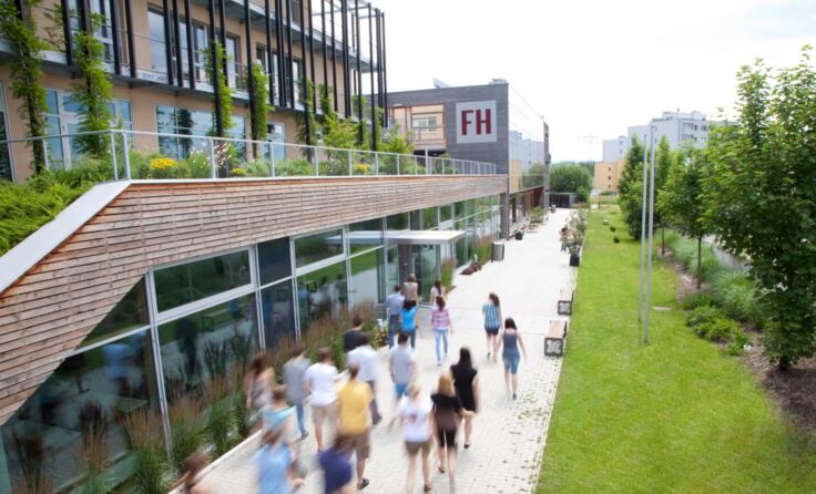 Viele Besucher werden beim Tag der offenen Tür an der FH Wieselburg wieder begrüßt.