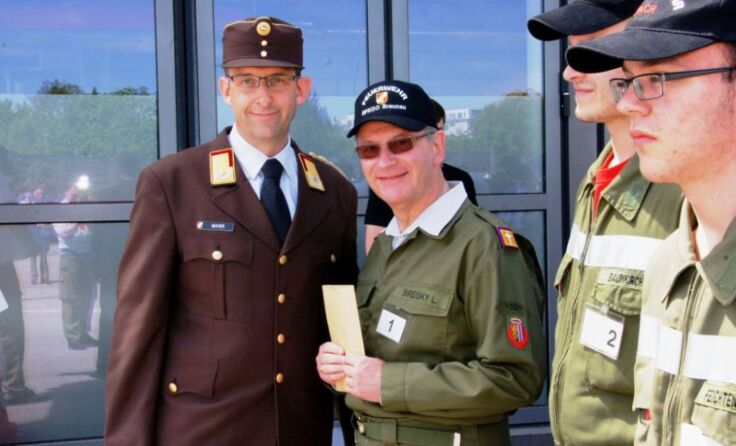 Bezirks Feuerwehrkurat Mag. Leon Sireisky bei der Schlußfeier mit ´LBD Stv Robert Mayer