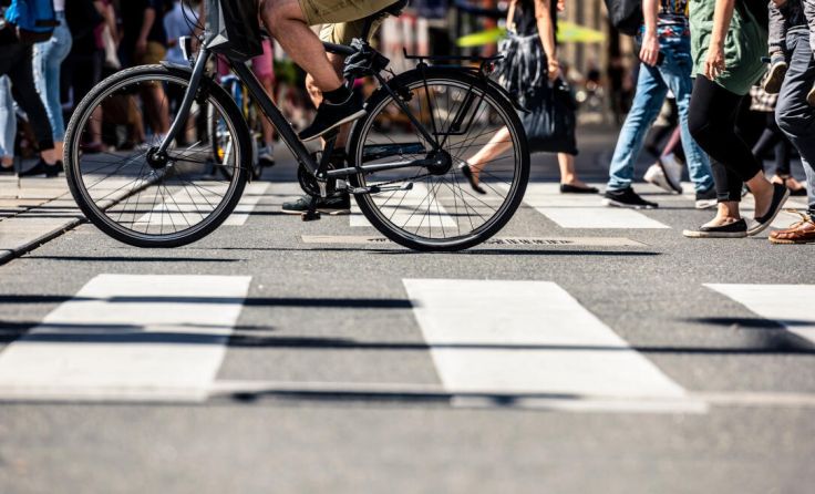 People on pedestrian crossings, on foot and by bicycle (Foto: trattieritratti/stock.adobe.com)