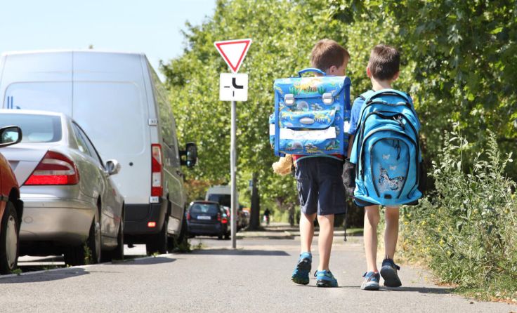 zwei Kinder auf dem Weg zur Schule. (Foto: sabine hürdler/stock.adobe.com)