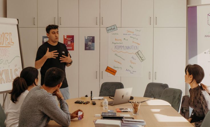 Trainer Osman Öztürk vermittelt Softskills an die Kursteilnehmenden. (Foto: Uppermedia)