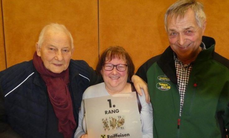 Ingeborg Rathner aus Asten flankiert von zwei weiteren Gewinnern. (Foto: Rupert Dworak)