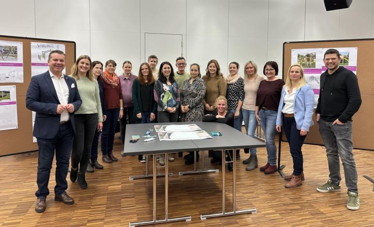 Eltern helfen bei der Gestaltung des neuen Audorf-Spielplatz. (Foto: Stadtgemeinde Ansfelden)
