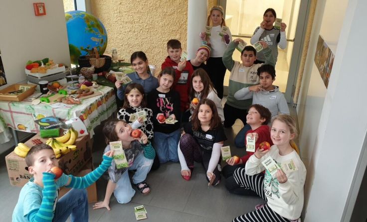 Mit Äpfeln, Kresse und fair produzierter Schokolade wurden die Kinder belohnt. (Foto: VS Enns)