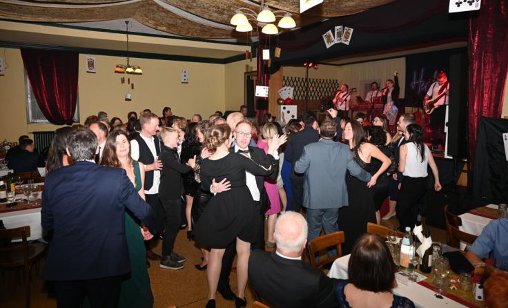 Am Taufkirchner Ball der FF Laufenbach herrschte ausgelassene Stimmung. (Foto: Privat)