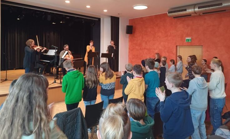 Die Kinder und Jugendliche lassen sich von den Musikern mitreißen. (Foto: Kompass Schule)