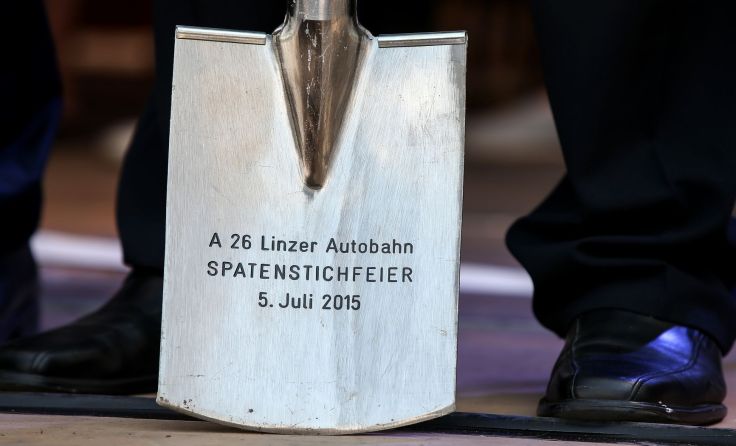 Etwas zu optimistisch war man bei der Spatenstichfeier 2015 Foto: Weihbold