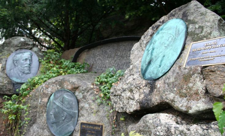 Am Schnopfhagendenkmal entlang geht es beim Bezirkswandertag der Pensionisten. Foto: Bichler