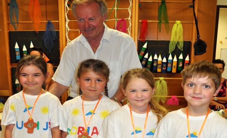 Pater Arno Jungreithmair mit den Schulanfängern der Sonnengruppe