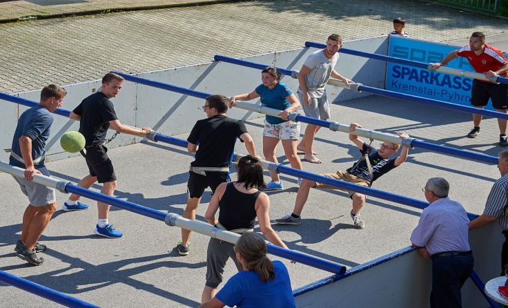 Tischfußball in Lebensgröße – Human Soccer beim Ortsfest Grünburg Foto: T-Man