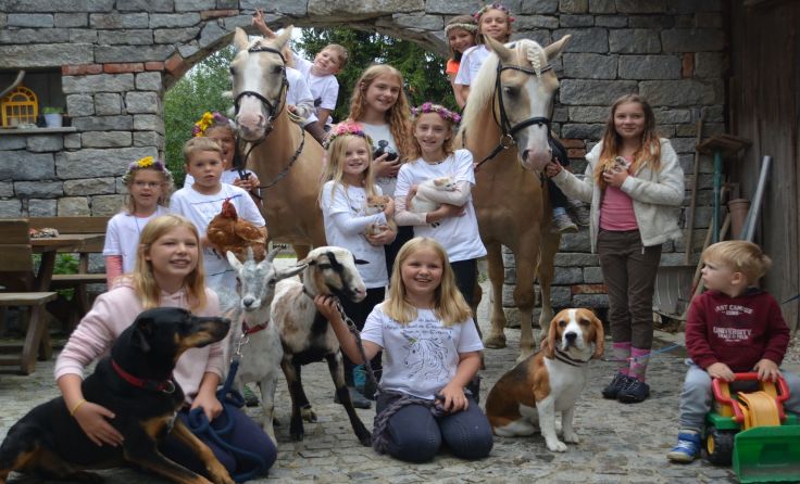 Die pferdebegeisterten Kinder bei „Spiel und Spaß am Reiterhof“