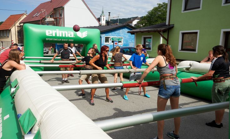 Für Spaß unter den Besuchern sorgt das Human Soccer Turnier. Foto: Gemeinde Grünburg