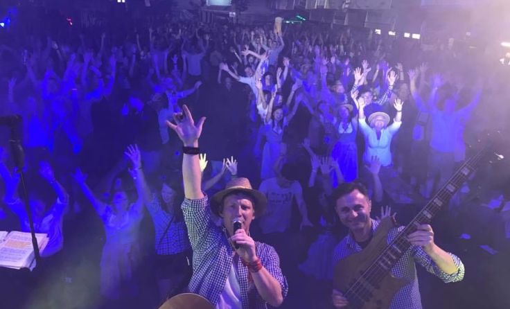 Die Feierstimmung beim Zeltfest Strienzing ist garantiert. Foto: Die Members