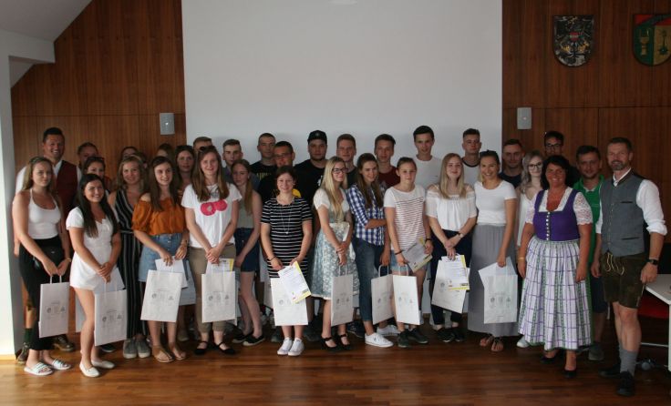 Viele Jungbürger aus der Gemeinde kamen zusammen. Foto: Josef Aitzetmüller
