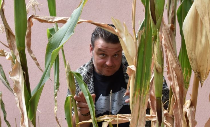 Christoph Mauz unterhält die Kinder mit seinen lustigen Geschichten. Foto: Cornelia Hladej
