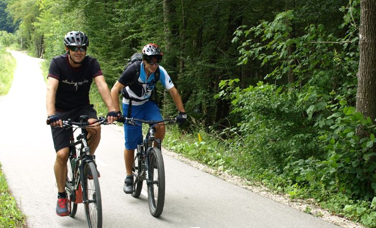 Markus Vogl und Andreas Pfaffenbichler (v.l.) testen den neuen Radweg. Foto: Pospisil