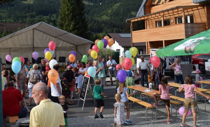 Pflicht am Programm ist das Steigenlassen der Luftballons. Foto: Yvonne O’Shannassy