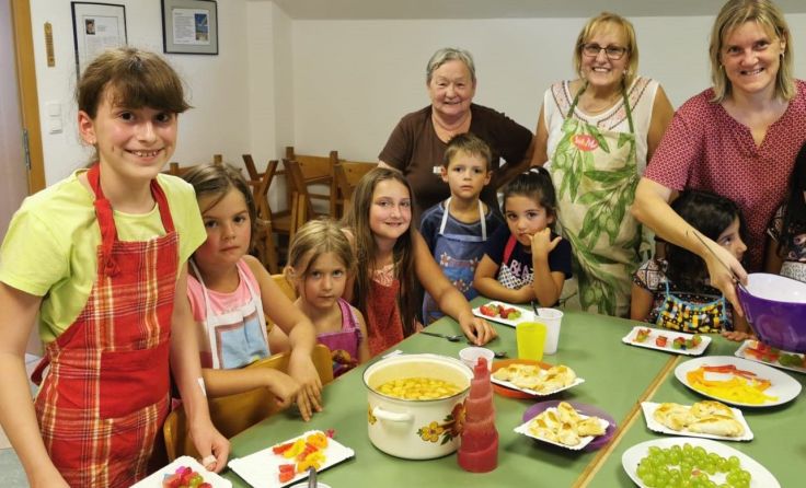 Fleißig bereiteten die Kinder verschiedene Speisen zu. Foto: Ulrike Brunner