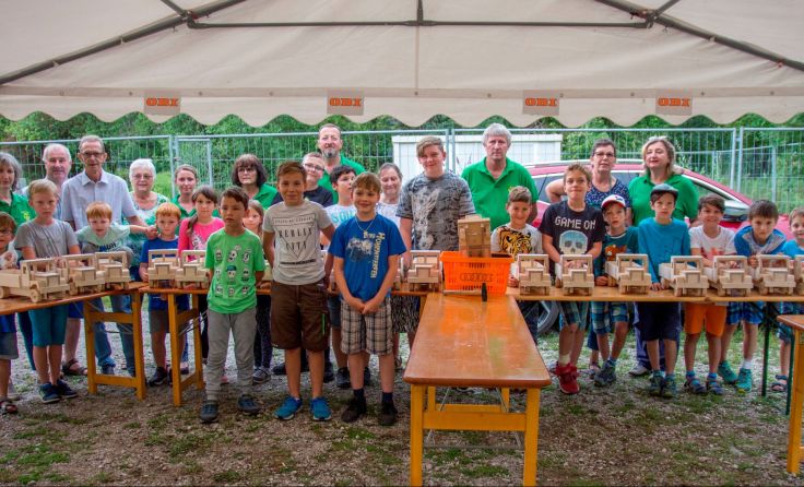 Die Kinder präsentierten stolz ihre fertigen Lastwägen aus Holz. Foto: Johann Aigner