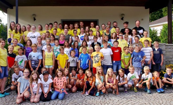 Die Jungschar mit Pfarrer Gerhard M. Wagner in Gloxwald, Foto: Pfarre Windischgarsten