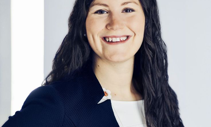 Julia Bauer berichtet über die Arbeitslosigkeit im Bezirk. Foto: Peter Kollroß