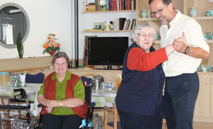 Frau Lanz-Schlager (l.) und Frau Messner tanzend mit dem Leiter Gerhard Schlachter. Foto: A. Bammer