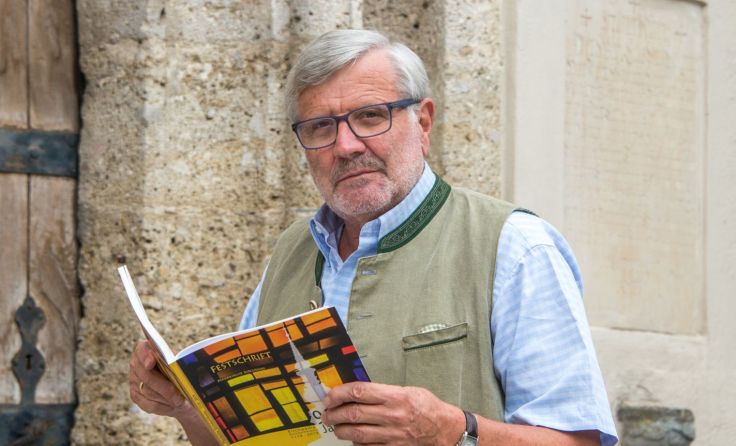 Anton Aschauer hält den Vortrag zur Pfarrgeschichte Kirchdorfs. Foto: Haijes