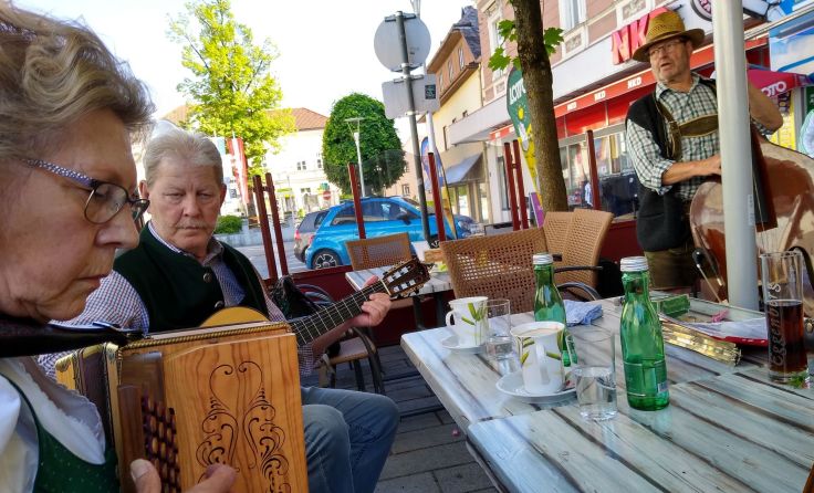 Gerti und Manfred Pirklbauer im Gastgarten Rettenbacher, Foto: Wolfgang Lacheiner