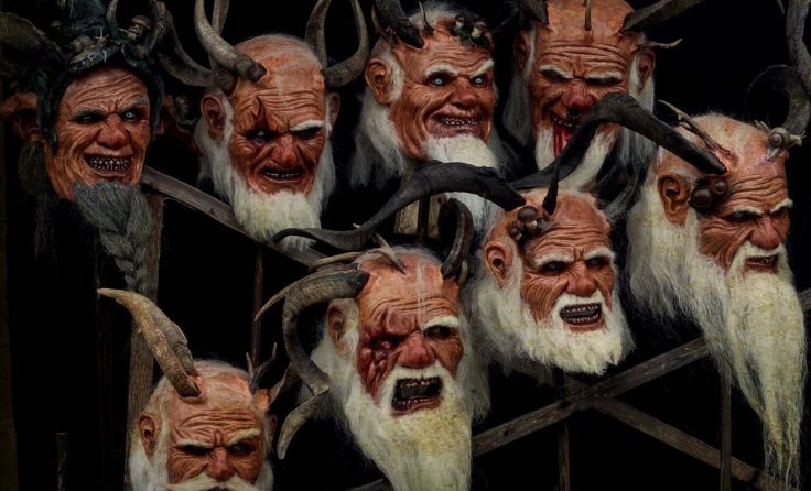 Für Interessierte gibt es viel zu sehen bei der Maskenausstellung. Foto: N. Koller
