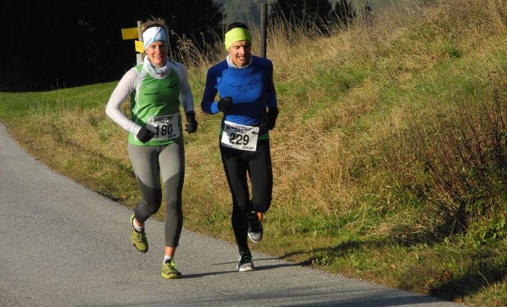 Sigrid Herndler (l.) holte sich den Sieg beim Gislauf. Foto: LAC Nationalpark Molln