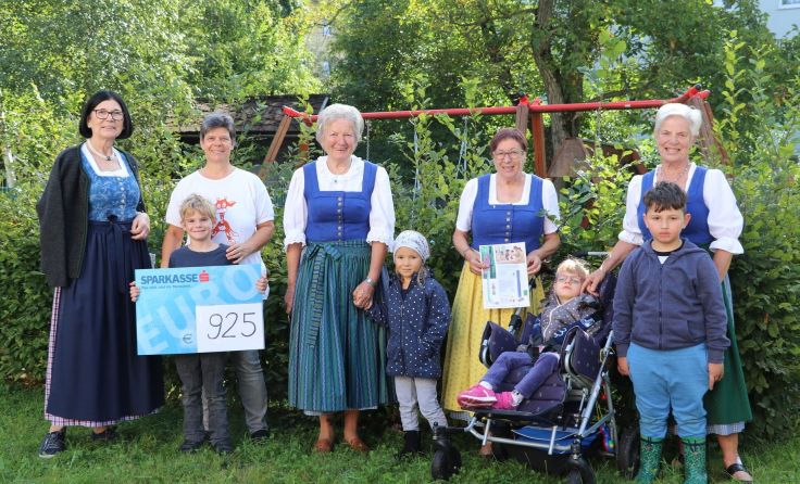 Die Trachtengruppe spendete die Summe dem Lebenshilfekindergarten. Foto: Trachtenverein Kirchdorf